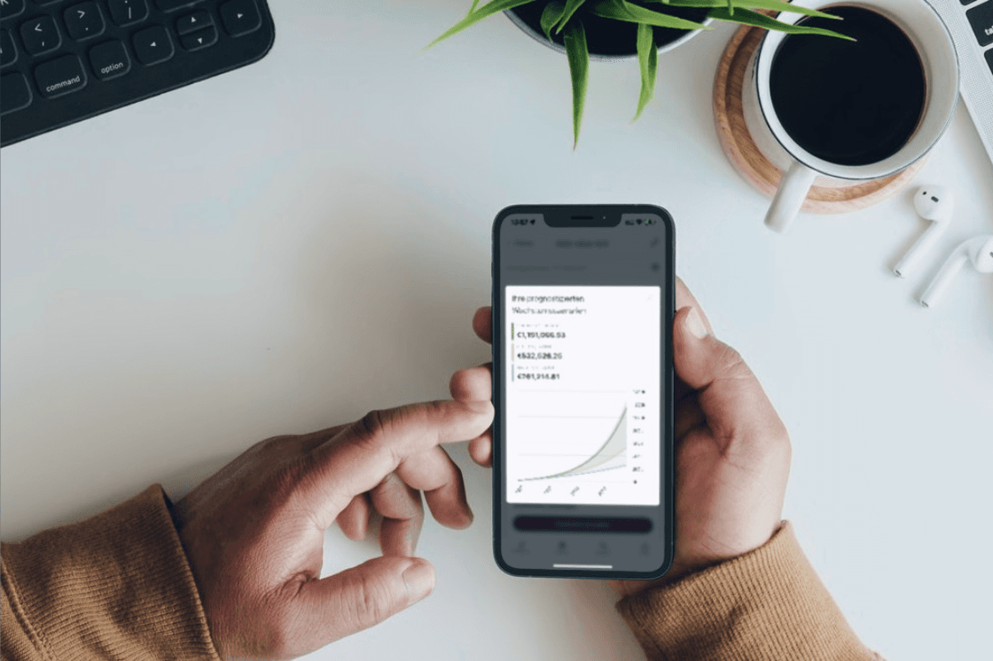 Eine Person schaut konzentriert in den Laptop und bearbeitet eine Kundenanfrage.
